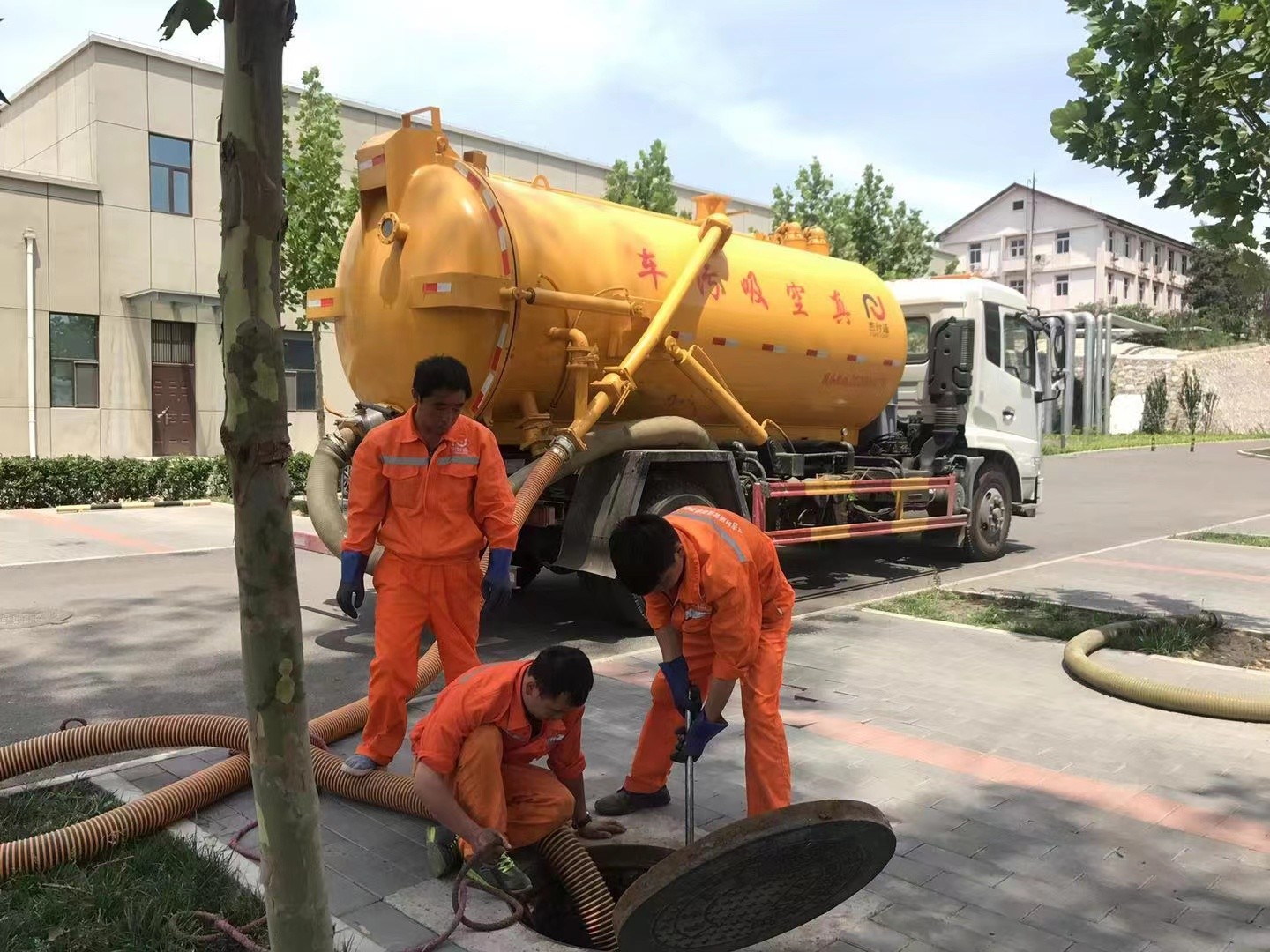 天坛街道管道疏通车停在窨井附近