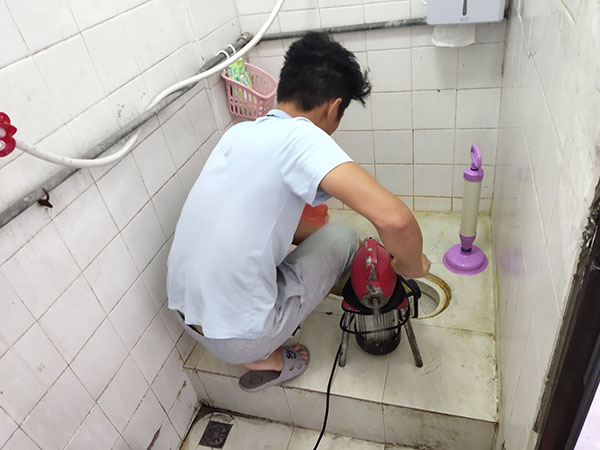 天坛街道管道堵塞冒臭气 专业师傅现场解决问题