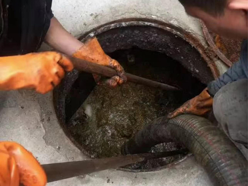 天坛街道清理化粪池时如何避免沼气的危害？